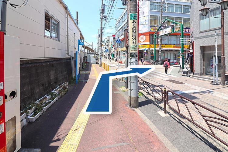 横断歩道を渡って、右手に進みます
